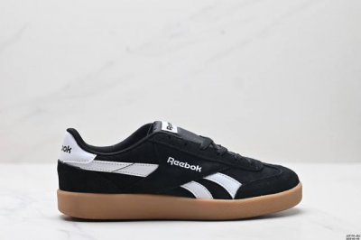 真标reebok锐步官方24新品男女鞋smash休闲复古板鞋德训鞋t头鞋 全合成皮革鞋面，T-Toe上饰有翻毛皮细节，顺应市场上的足球鞋流行趋势。该鞋型下的两款
