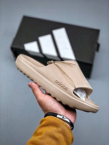 Ad Adilette Lumia新款夏季沙滩凉鞋拖鞋 采用质感柔软且出众回弹的 Reactx泡绵，发泡组合大底 脚感十分舒适，缔造非凡舒适的日常穿着体验，助你