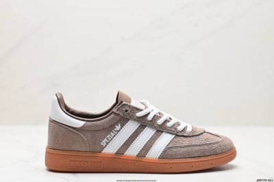 真标adidas Handball Spezial 阿迪达斯经典款 复古休闲板鞋 全鞋采用反毛皮制作 牛筋耐磨大底 承载青春情怀的板鞋 经典三条杠装饰鞋侧 品牌