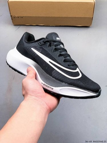 Nike 耐克 升级原楦开版型，采用柔软透气编织网眼鞋面材质，内置Zoom气垫装置，全新Sr02泡棉鞋垫及中底 旗下跑鞋阵容持续迎来新成员，全新耐克Nike Z