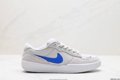 真标耐克nike Sb Force 58低帮休闲板鞋 是一款将前沿创新带入街头的单品，它具有硫化杯底，具有出色的耐用性和灵活性。使用帆布和绒面革，在饰面上放置通