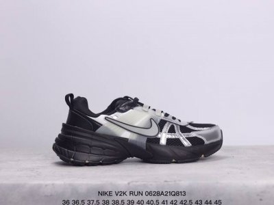 公司级耐克nike V2K Run跑步鞋复古风潮 网面透气运动鞋 灰银紧致的鞋面材质提供良好的包裹性鞋侧 Swoosh以及鞋头部分搭配增添不少亮点的镀铬细节鞋垫