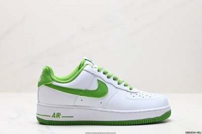 真标耐克nike Air Force 7 空军一号低帮百搭休闲运动板鞋。柔软、弹性十足的缓震性能和出色的中底设计，横跨复古与现代的外型结合，造就出风靡全球三十多