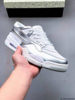 Air Jordan Aj4 Rm 重制版低帮复古篮球鞋 实拍首发 采用了低帮的设计 并保留了众多Aj4的经典元素 鞋身以皮革 麂皮材质拼接打造 Aj4经典的T