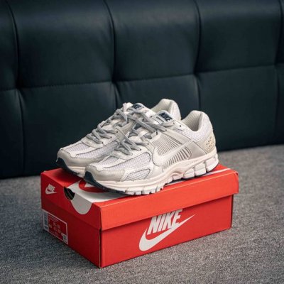 核心私 Nike Zoom Vomero 5 Sp 佛莫罗5代系列经典复古休闲运动慢跑鞋 #采用环保纤维革饰片组合网眼布鞋面材质 正确后跟Tpu加固 耐弯折热塑