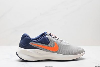 公司级Nike Revolution 7 Wide 耐克 透气 低帮 跑步鞋 兼顾迅疾外观和稳固脚感后跟覆面和中足动态支撑巧妙融合 缔造稳定顺畅的迈步体验 货号