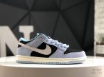 耐克 Nk Dunk Low 低帮休闲板鞋 Hf3063 400 #鞋款采用简洁外观，结合优质材料与柔软衬垫，舒适耐穿。配色由煤黑、橡皮浅褐和淡象牙白搭配，统一