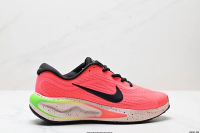 公司级Nike Journey Run 跑步鞋 使用了新型的缓震材料 脚感偏韧 后跟有加厚的海绵填充 鞋子前掌和后掌做了加宽设计 增加了跑步时的稳定性 织物加网