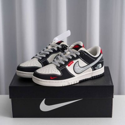核心私 Nike Dunk 全套原楦原模倾力打造完美版型 独家原厂航空铝磨具打磨大底 鞋头坡度极致还原 无解鞋型 原盒原配 圈内天花板工艺 原厂冲刀 超高清洁度