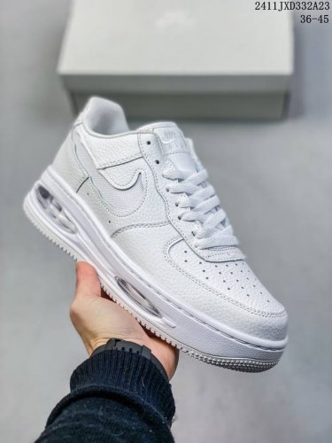 公司级带半码耐克nike Air Force 7 空军一号低帮百搭休闲运动板鞋。柔软、弹性十足的缓震性能和出色的中底设计，横跨复古与现代的外型结合，造就出风靡全