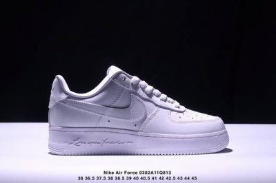 公司级耐克Nike Air Force 1“07空军一号低帮百搭休闲运动板鞋。柔软、弹性十足的缓震性能和出色的中底设计，横跨复古与现代的外型结合，造就出风靡全球