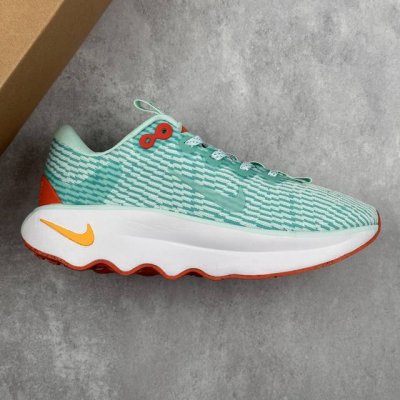 特价本地 核心私 耐克 Nike Motiva 耐克夏季透气缓震波浪跑鞋 鞋底采用夸张的弯曲几何设计，塑造弧形摇杆造型，助力轻松向前。顺畅迈步体验上脚即知，令你