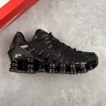 本地 核心私 Nike Shox Tl 全掌气柱缓震休闲运动跑步鞋 13柱令机械力学缓震性能跃升新层次。采用透气网眼鞋面和全掌型 Nike Shox 技术，革新