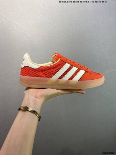 公司级Adidas Originals Gazelle 橙色 此款鞋延续了橡胶外底和经典款式的传统 全新的网格布和标志性的3条纹采用明亮的对比色 为久经考验的外
