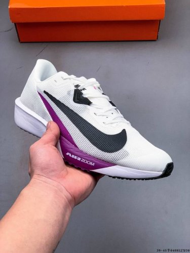 Nike Air Zoom Rival Fly 4 轻量跑鞋 鞋面采用舒适材质，提升上脚体验。鞋身延续了经典款式设计，并加强了鞋面的包裏和支撑性能。鞋底精心打造