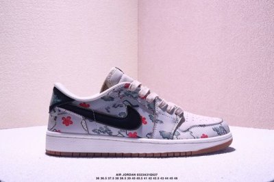 170 乔丹一代 Air Jordan 1 乔1 低帮Aj1系列 运动鞋复古休闲篮球鞋 提高了与足部的贴合度，给人不一样的穿着体验。鞋底的平稳支撑，让你在运动中
