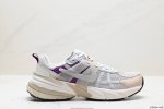 公司级耐克nike V2K Run跑步鞋复古风潮 网面透气运动鞋 灰银紧致的鞋面材质提供良好的包裹性鞋侧 Swoosh以及鞋头部分搭配增添不少亮点的镀铬细节鞋垫