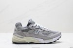 公司级新百伦Jound × New Balance 992 复古风格鞋面采用猪皮革与织物相结合，尼龙网布在拼接工序上极为繁复，彰显质感的同时带来舒适透气的体验；
