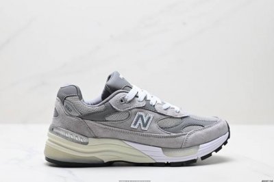 公司级新百伦Jound × New Balance 992 复古风格鞋面采用猪皮革与织物相结合，尼龙网布在拼接工序上极为繁复，彰显质感的同时带来舒适透气的体验；