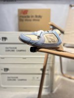 美拉德配色打造全新跨界合作，意大利奢侈品牌 缪缪Miumiu X Nb新百伦New Balance 530 Sl系列低帮经典复古休闲运动包头半拖 拖鞋Qd732