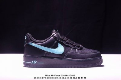 公司级耐克Nike Air Force 1“07空军一号低帮百搭休闲运动板鞋。柔软、弹性十足的缓震性能和出色的中底设计，横跨复古与现代的外型结合，造就出风靡全球