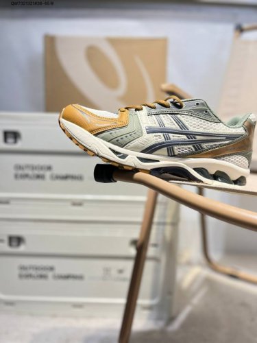 asics Gel-Kayano 14亚瑟士经典跑鞋 如今机能风和户外风吹得正劲，便是主打“Urban Outdoor机能越野风格”，城市和户外场景都能轻松应对