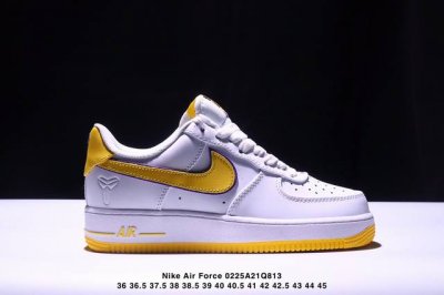 真标耐克Nike Air Force 1“07空军一号低帮百搭休闲运动板鞋。柔软、弹性十足的缓震性能和出色的中底设计，横跨复古与现代的外型结合，造就出风靡全球三