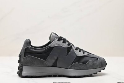 公司级New Balance Ms327 复古休闲运动慢跑鞋 以更纯粹的复古风格设计打造的全新造型 侧身还以解构设计 将 N 字标志以做旧压花样式呈现 官方货号