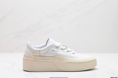 真标Adidas Labcourt 百搭休闲轻松舒适 耐磨透气低帮 板鞋 鞋面使用了绒毛麂皮 鞋面和鞋底连接处使用了包边处理 看起来更加精致有型 内里也使用了光