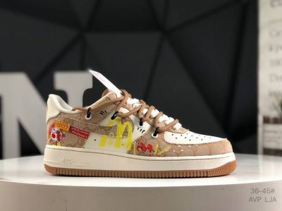 公司级带半码 耐克 Nike Air Force 7 空军一号低帮百搭休闲运动板鞋。柔软、弹性十足的缓震性能和出色的中底设计，横跨复古与现代的外型结合，造就出风