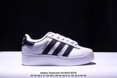 公司级Ad Originals Superstar 经典复古贝壳头厚底板鞋 Ig4477 诞生于1969年 是第一双将全皮面鞋 身与橡胶鞋头结合在一起的低帮篮球