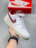 nike Court Vision Low 百搭单品 受19 年代中期趋势的启发，Nikecourt Vision Low是一款融合了复古篮球风格的混合运动鞋，