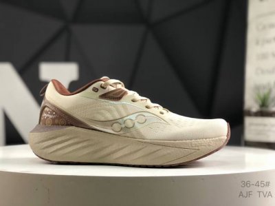 saucony 索康尼 Triumph 22系列 男女低帮缓震跑步鞋 索康尼推出的跑鞋是一款外观激进但脚感舒适的跑鞋 采用了全新的中底设计和鞋面工程 保留了软弹