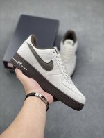 Nike Air Force 1 ’07 Low 空军一号低帮百搭休闲运动板鞋。柔软、弹性十足的缓震性能和出色的中底设计，横跨复古与现代的外型结合，造就出风靡全