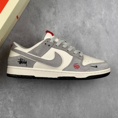 本地 核心私 Nk Sb Dunk Low 斯图西联名蛇年限定 米灰蛇鳞勾 周年高端定制 低帮休闲板鞋 #定制鞋盒 大厂纯原品质出货 超高清洁度 皮料切割干净无