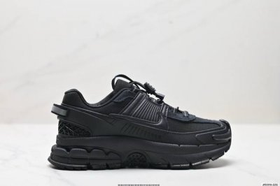 公司级耐克Nike Zoom Vomero Roam 马拉松复古跑五代休闲运动慢跑鞋 采用环保纤维革饰片组合网眼布鞋面材质 升级正确后跟Tpu加固 耐弯折热塑框