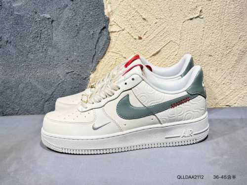 130 耐克 Nike Air Force 1 '07空军一号 百搭休闲运动板鞋。柔软、弹性十足的缓震性能和出色的中底设计，横跨复古与现代的外型结合，造就出风靡