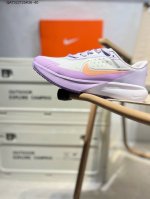 升级原楦原纸版数据开发 采用弹性 Flyknit 飞织鞋面材质 内里嵌入定型海绵 全掌型 Zoomx 泡绵中底 外置防滑耐磨橡胶底片竞训神鞋飞马Plus回归,耐
