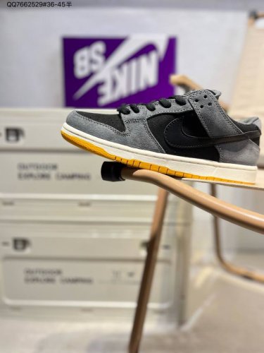 耐克Nike Dunk Low 板鞋Sb系列经典百搭休闲运动板鞋加厚鞋舌的填充，使舒适性大大提升，同时也更方便穿脱中底部分则加入了脚感柔软舒适Zoomair气垫