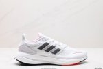 公司级阿迪达斯adidas Pureboost 22爆米花缓震中底跑步鞋。鞋面以织编材质为基底，后及跟脚趾处融全入新设计，通过格网印刷支将撑材料于附鞋面上，既保