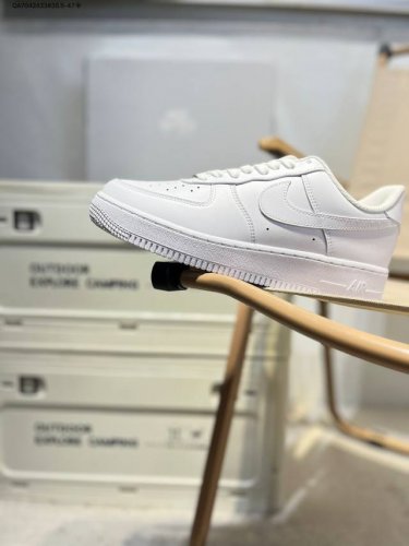 耐克 Nike Air Force 1 '07空军一号 百搭休闲运动板鞋 柔软 弹性十足的缓震性能和出色的中底设计 横跨复古与现代的外型结合 造就出风靡全球三十