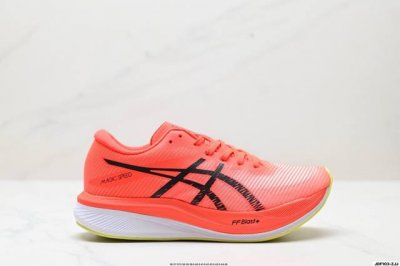 公司级Asics 亚瑟士Magic Speed 3稳定跑鞋鞋面采用双层提花网面设计，提高包裹性和透气性，后跟搭载稳定系统科技T-Gel提升整体支撑力和结构感，减