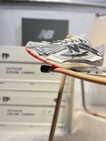 220 new Balance 1906系列复古老爹风休闲鞋 #采用轻质牛剖革拼接透气网眼衬垫织物鞋面材质 T-Beam大底提供足步弓支撑，保持步态稳定 后跟搭