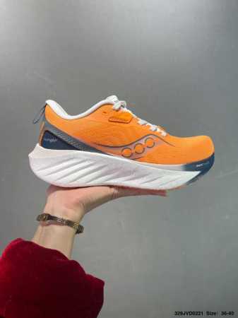 公司级 Saucony Triumph 索康尼胜利旗舰级缓震型跑鞋 性能相比前几代再升级：鞋面采用全新升级的工学网设计 贴合脚部更透气 中底部分使用最新的Pwr - 点击图像关闭