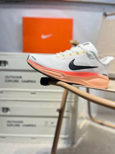 Nk Air Zoom pegasus 41 登月跑鞋 登月41代超轻网面跑步鞋 脚跟区域营造出色舒适度，而在鞋底部分，搭载全掌型Zoom Air配置耐克网面透