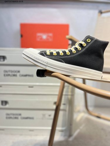 converse Chuck 1970S 星星鞋 匡威官方新款 经典70S鞋身搭配金色星星元素鞋带 后跟星星印花点缀与之相呼应 鞋带孔和内侧立体Logo的金色描