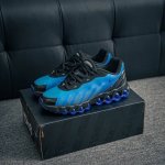 核心私 Nike Air Max Dn8 耐克气垫 缓震 耐磨运动鞋 鞋身材质均选择皮革 织物 麂皮多种材质覆盖 保证质感的前提下 层次感也相当不错 带有开窗式