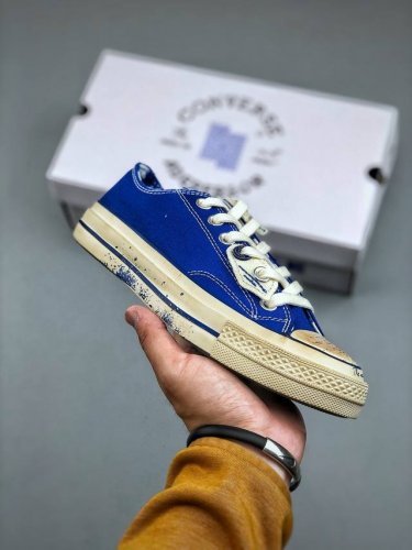 ader Error Converse 1970S 颜值部分就是真的看不腻，鞋身采用现在非常流行的克莱茵蓝，一下子就让整体的高级感提升许多，抛光做旧设计的鞋边胶