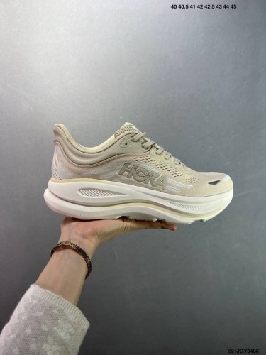 Hoka M Bondi 9 轻盈跑鞋 这个品牌来自于新西兰的毛利语，Hoka表示大地，One One表示飞越，连起来就是飞越地平线，One One不是读作“万
