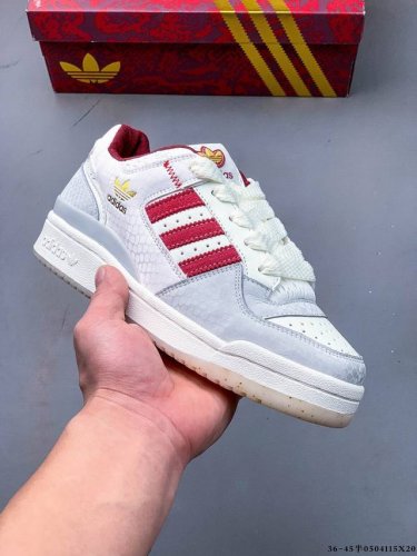 阿迪达斯 Adidas Originals Forum 84 Low Adv 低帮百搭潮流休闲运动板鞋。以复古篮球鞋的外形为基础，采用皮革拼接，简约百搭，更加贴